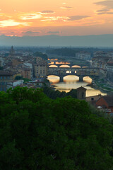 Ponte Vecchio in Florenz bei Sonnenuntergang vom Piazzale Michelangelo