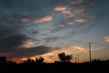 Paisaje al atardecer cielo azul con nubes