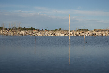 Lago en ruinas de Epecuen, Buenos Aires.