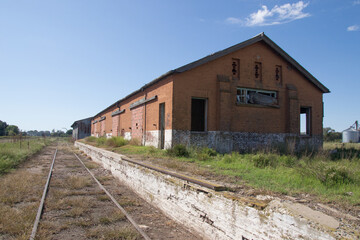 Fototapeta na wymiar Vieja estación de tren abandonada