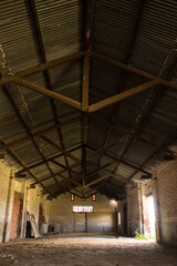 Interior de garita de ferrocarril abandonada