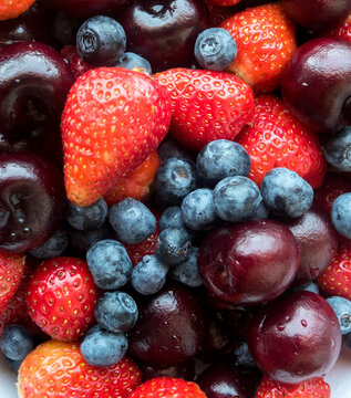 Frutos rojos (frutillas, ar&aacute;ndanos y cerezas)