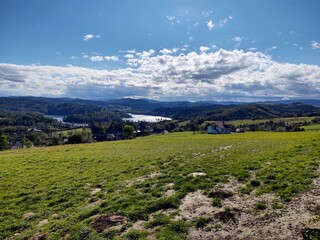Widok ze wzgórza na jezioro i lasy © Konrad