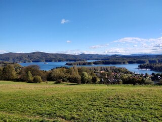 Widok ze wzgórza na jezioro i lasy © Konrad