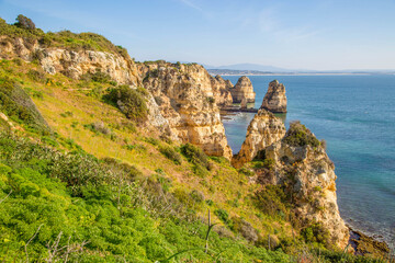Fototapeta na wymiar Algarve Portugal Landschaft und Kalksteinfelsen