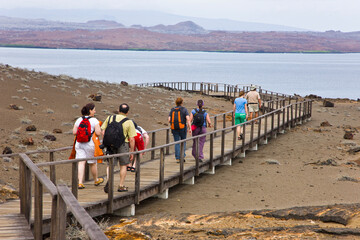 Senderistas en la Isla Bartolome, Islas Galapagos, Ecuador
