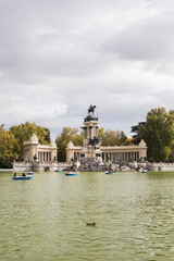 Fototapeta na wymiar Día nublado en el parque del Retiro en Madrid.