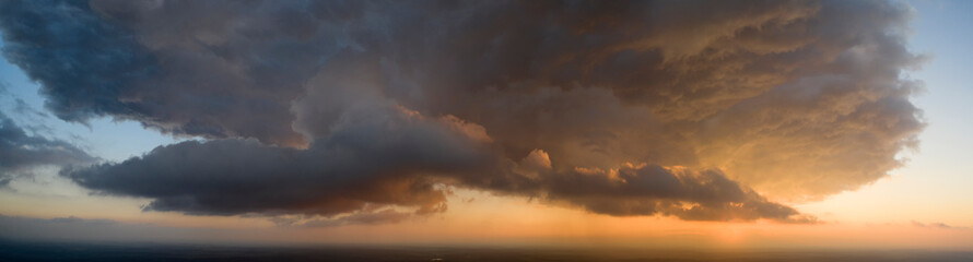 Fototapeta na wymiar Dramatic sunset, the sun's rays shine through the clouds.