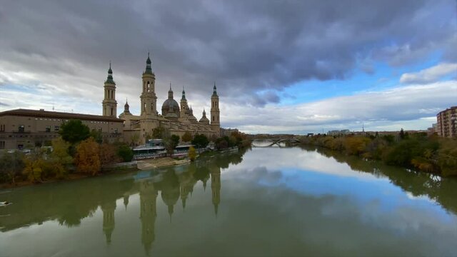 Timelapse Zaragoza desde el puente rio ebro vista general movimiento nubes cielo
