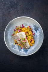 Modern Style traditionalles gedünstetes Skrei Kabeljau Fisch Filet mit Haut in einem Bett von...