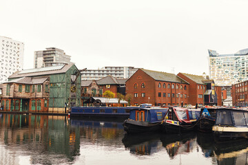 Birmingham Canal Navigations system adds 100 miles of canals, showcasing stunning scenery and architecture. Colourful boats and historic canal architecture sit side-by-side with vibrant restaurants. © Damian