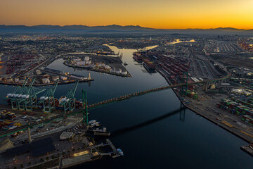 Obraz premium Vincent Thomas Bridge with waterfront at sunrise.