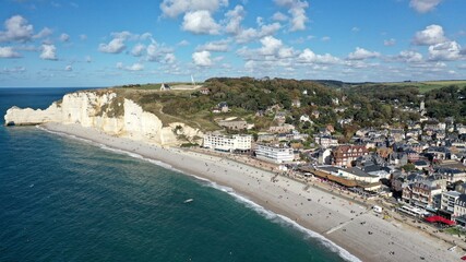 ville d'Etretat en Normandie et ses falaises vue du ciel