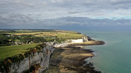 ville d'Etretat en Normandie et ses falaises vue du ciel