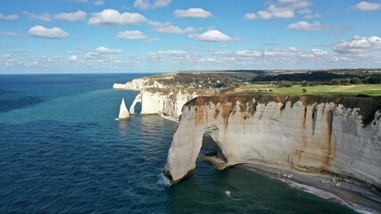 Obraz premium ville d'Etretat en Normandie et ses falaises vue du ciel