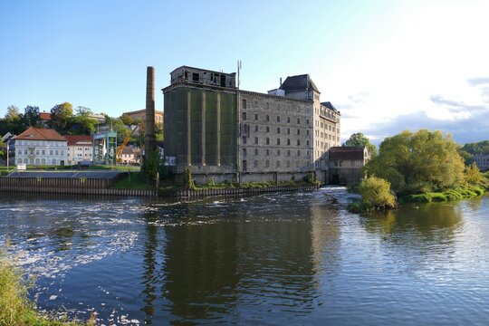 Alte leerstehende Fabrik und Schleuse in der Saale in Bernburg