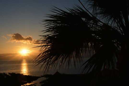 Traumhafter Sonnenaufgang in Canico de Baixo, Madeira, Portugal
