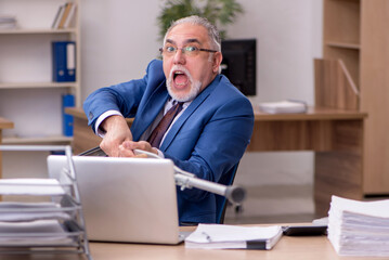 Obraz premium Old businessman employee after accident working in the office