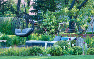 Fotel bujany w ogrodzie na tarasie wśród zieleni