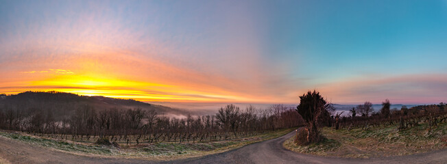 Vertougit (Corrèze, France) - Vue panoramique de la vallée de la Vézère au lever du soleil en hiver