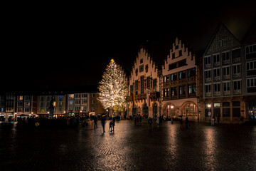Fototapeta na wymiar Frankfurt Römerplatz mit Weihnachtsbaum Corona 2020