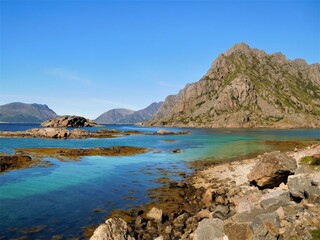 Paysage mer bleue et montagne 