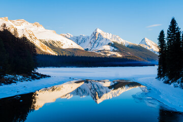 Fototapeta na wymiar Beautiful view of Maligne Lake in Jasper National Park, Canada