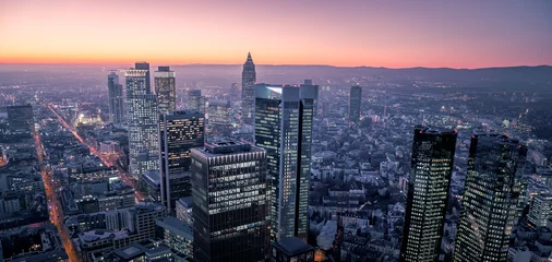 stadtskyline bei sonnenuntergang in frankfurt main, deutschland © Anselm