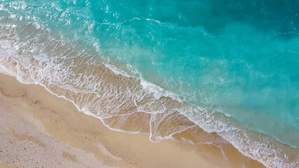 Fototapeta na wymiar 美しいアクアブルーの海と砂浜に白波が立つドローン俯瞰写真