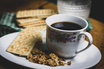 Taza de Café con Galletas saladas. Con Azúcar. Taza clásica de café.