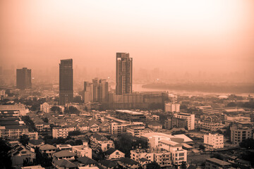 Obraz premium The high angle background of the city view with the secret light of the evening, blurring of night lights, showing the distribution of condominiums, dense homes in the capital community