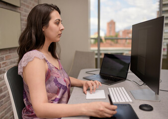 Fototapeta na wymiar woman working on laptop