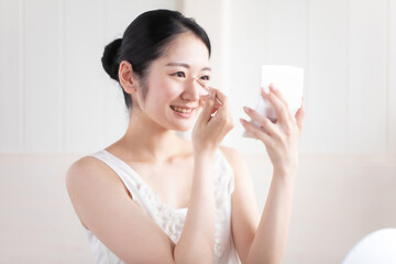 ハイライトを使う女性

