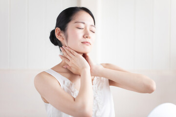 Naklejka premium 首を触る女性 