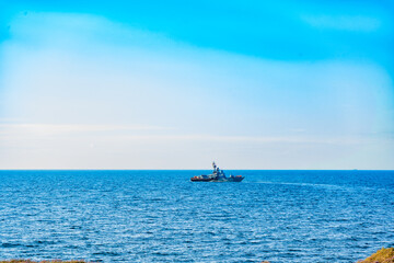 Obraz premium Boats and waves in the sea, hot Crimean summer