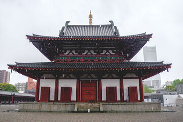 Obraz premium Traditional japanese temple building in a rainy day at Shitenno-ji temple, Osaka, Japan