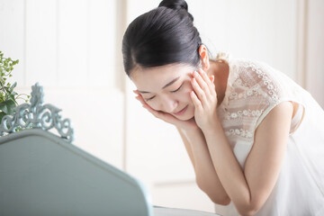 洗顔・スキンケアする女性
