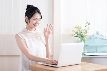 テレワーク・リモートワーク ・ノートパソコンを使う女性

