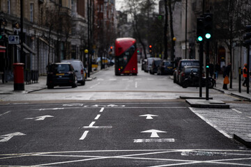 Londres, Royaume-Uni - 13 janvier 2021 - Une rue de Londres avec un bus rouge pendant le verrouillage du coronavirus