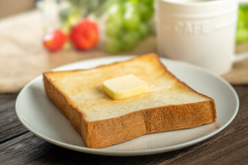 朝食の食パン