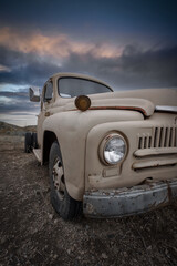 Obraz premium Old abandoned rusty truck with cloudy sky background