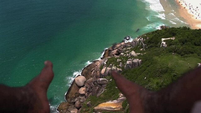 Aventura &Eacute;PICA voando sobre o mar com rochas