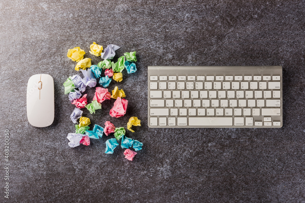 Aufkleber crumpled paper stick note ball with computer keyboard