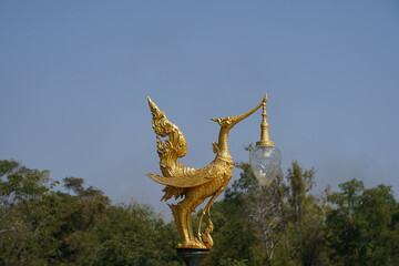 Fototapeta na wymiar golden statue in the park