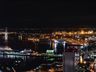 Fototapeta premium 日本の横浜の海の夜景。ベイブリッジと停泊してる船の風景。