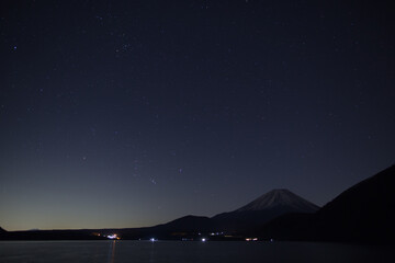 本栖湖から富士山と星空と町明かり