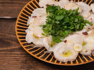 オリーブオイルと大葉をトッピングしたタコのサラダ。