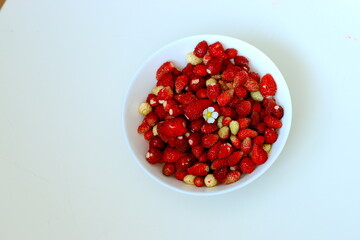 red currants in a bowl