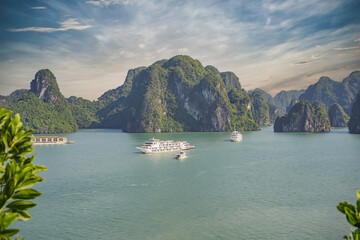 Obraz premium Cruise ships and islands in Halong Bay, Vietnam