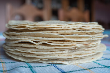 En la mesa hay un kilo de tortilas de maíz.